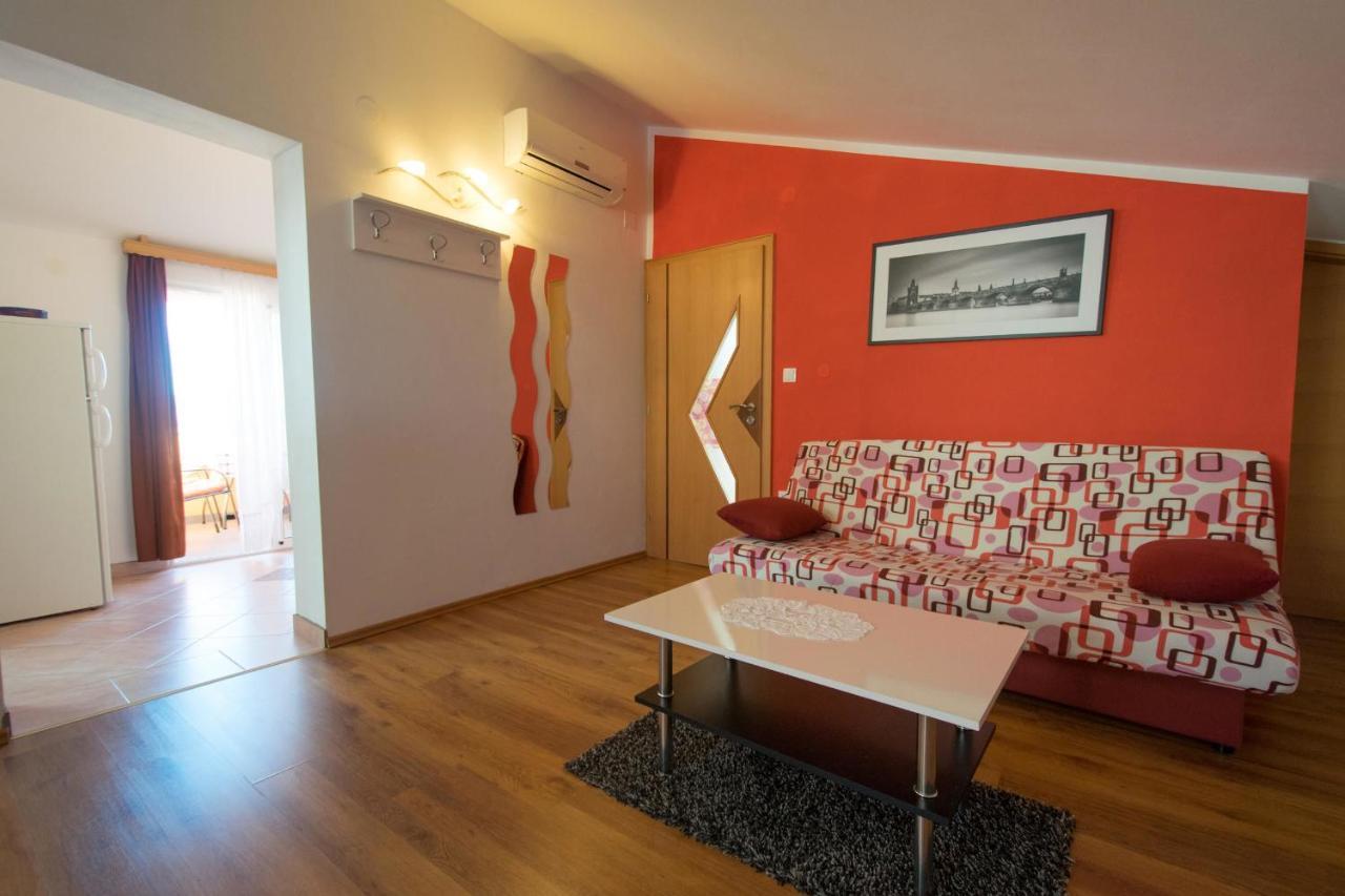 Apartments Mladenka Malinska Exterior foto